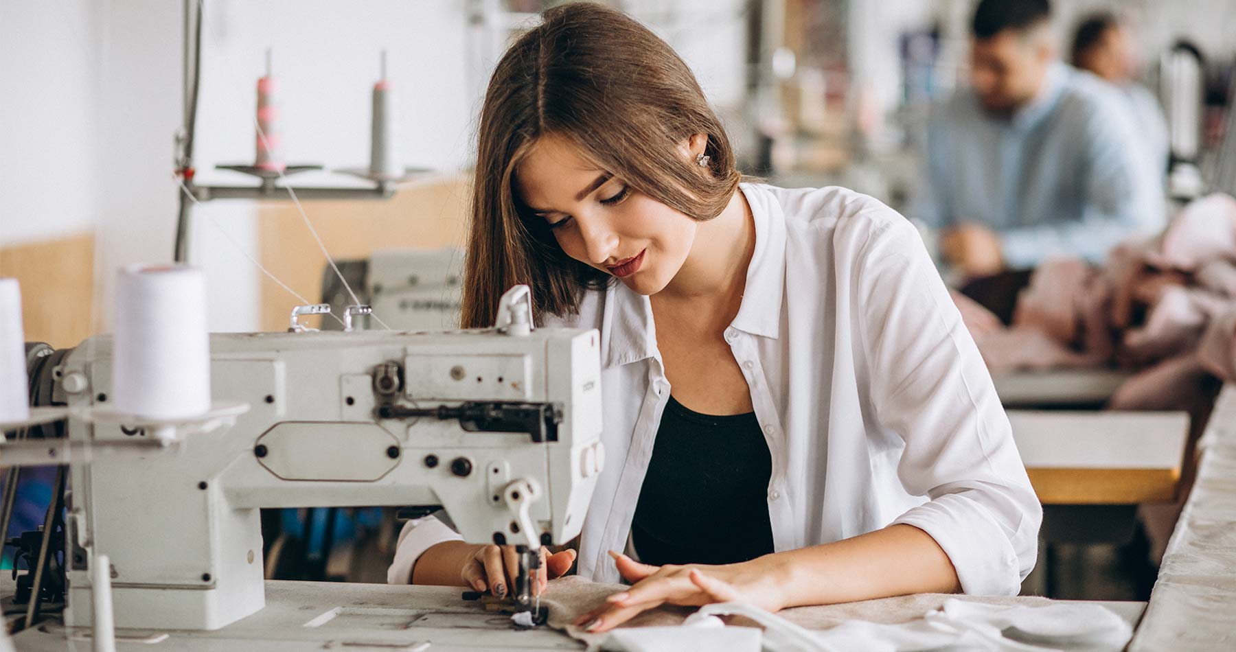 Costurando tecido colorido